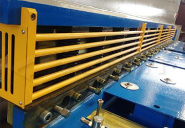 簡(jiǎn)易式防護(hù)柵欄.jpg 簡(jiǎn)易式防護(hù)柵欄.jpg