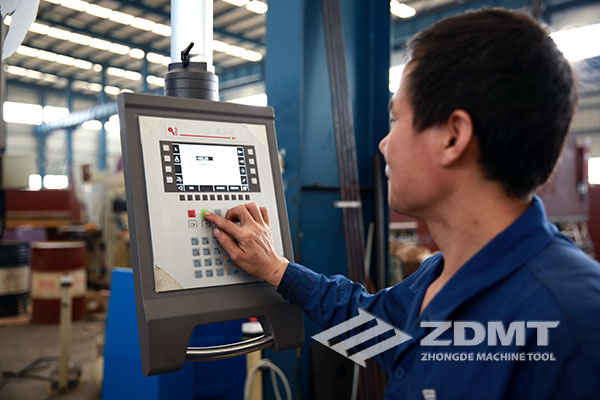 中德機(jī)床攜手意大利ESA成功研制新型電液同步數(shù)控折彎機(jī)2 中德機(jī)床攜手意大利ESA成功研制新型電液同步數(shù)控折彎機(jī)2