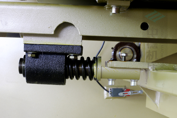 ZDG-832后擋料緩沖裝置,能有效保持后擋料橫梁平行度.jpg ZDG-832后擋料緩沖裝置,能有效保持后擋料橫梁平行度.jpg