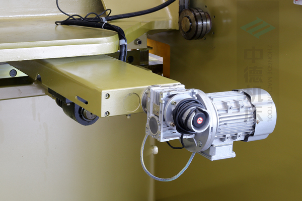 ZDG-832后擋料驅(qū)動(dòng)結(jié)構(gòu),擁有強(qiáng)大扭矩.jpg ZDG-832后擋料驅(qū)動(dòng)結(jié)構(gòu),擁有強(qiáng)大扭矩.jpg