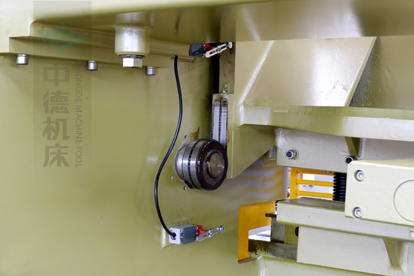 ZDG-832閘式刀架結(jié)構(gòu),刀架上下垂直運(yùn)動(dòng)工作,軸承受力小無(wú)磨損,所以能長(zhǎng)久精確控制刀片間隙,并能調(diào)節(jié)剪切角度,提升產(chǎn)品質(zhì)量,又顯著提高刀片使用壽命.jpg ZDG-832閘式刀架結(jié)構(gòu),刀架上下垂直運(yùn)動(dòng)工作,軸承受力小無(wú)磨損,所以能長(zhǎng)久精確控制刀片間隙,并能調(diào)節(jié)剪切角度,提升產(chǎn)品質(zhì)量,又顯著提高刀片使用壽命.jpg