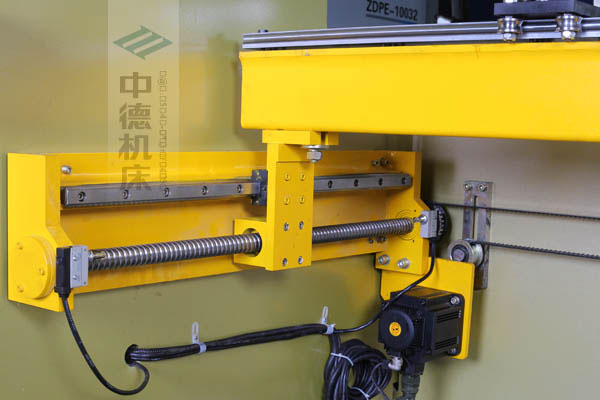ZDPK-10032X軸配有滾珠絲桿及直線導軌,大功率伺服電機,鋼絲同步帶,能顯著提升X軸定位精度及速度 ZDPK-10032X軸配有滾珠絲桿及直線導軌,大功率伺服電機,鋼絲同步帶,能顯著提升X軸定位精度及速度