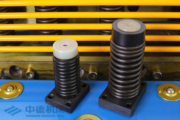 ZDS-1632采用高品質壓料油缸,不滲油不會在板材表面留有油污.jpg ZDS-1632采用高品質壓料油缸,不滲油不會在板材表面留有油污.jpg