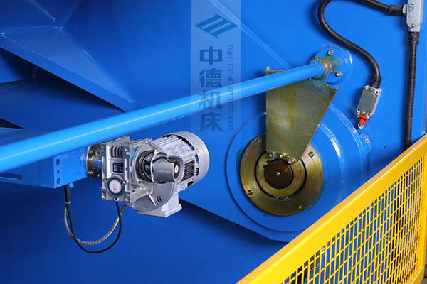 ZDS-632剪板機后檔料結構,平行度高,并采用國內一流品牌軸承,耐磨抗壓壽命長.jpg ZDS-632剪板機后檔料結構,平行度高,并采用國內一流品牌軸承,耐磨抗壓壽命長.jpg