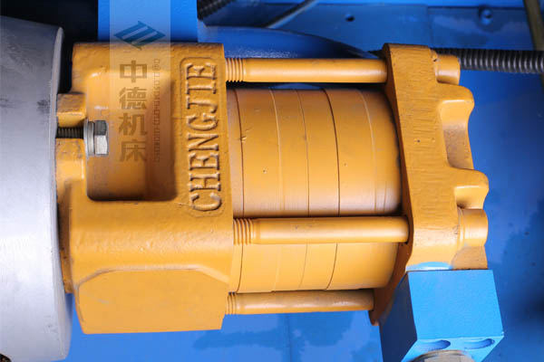 ZDPK-4015采用國(guó)內(nèi)一流品牌電機(jī)及油泵,動(dòng)力強(qiáng)勁,噪音低.jpg ZDPK-4015采用國(guó)內(nèi)一流品牌電機(jī)及油泵,動(dòng)力強(qiáng)勁,噪音低.jpg